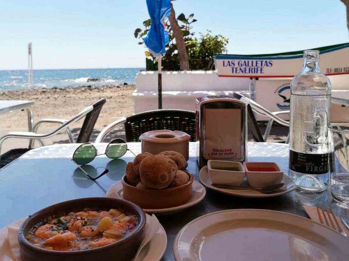 Comida española en la playa durante unas prácticas en el extranjero