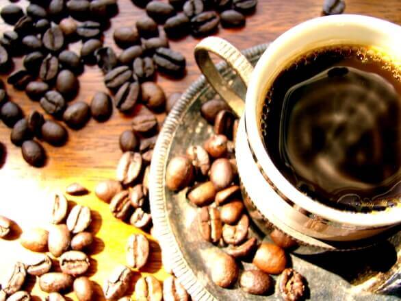 Café au Costa Rica - tasse de café avec des grains au Costa Rica