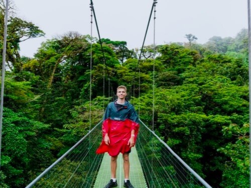 Explorando la selva tropical - Hugo de pie en un puente