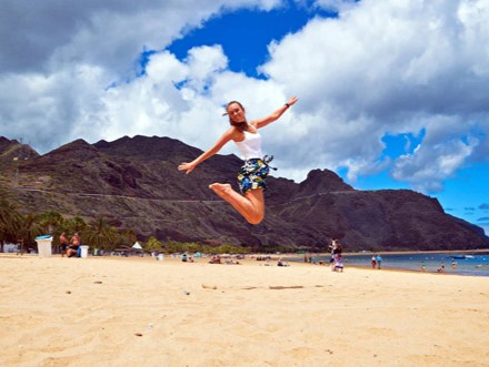 Pasante feliz corriendo a toda velocidad en la playa de Las Teresitas