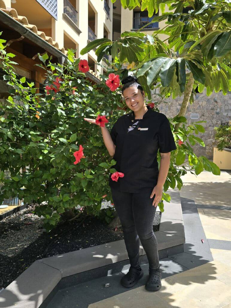Stage en Espagne stagiaire avec des fleurs