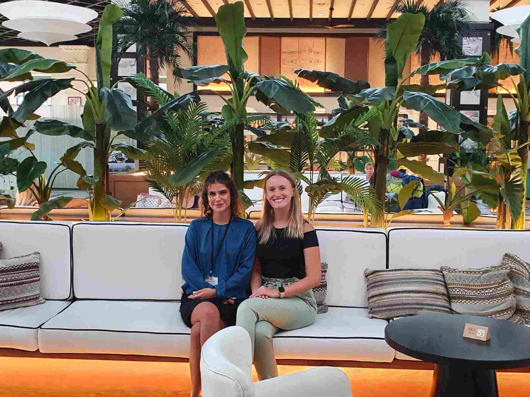 Zwei Praktikanten sitzen in der Hotellobby Zwei Praktikanten sitzen in der Hotellobby