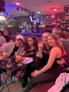 Stagiaires profitant de leur temps ensemble au bar pendant leur stage hôtelier