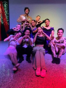 Stagisti di intrattenimento sul palco durante il loro stage hoteliero a Lanzarote