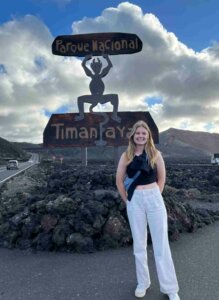Practicantes disfrutando de su tiempo libre en el Parque Timanfaya durante su práctica hotelera en Lanzarote