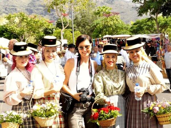 Das fröhliche Erntedankfest auf den Kanarischen Inseln miterleben Traditionelles Erntedankfest auf den Kanarischen Inseln mit geschmückten Wagen Trachten und fröhlicher Atmosphäre.
