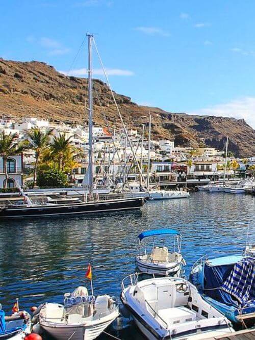 Der schöne Hafen von Puerto de Mogán Blick auf den charmanten Hafen von Puerto de Mogán auf Gran Canaria, ein beliebtes Ziel für Studierende, die ihr Praktikum auf Gran Canaria absolvieren.