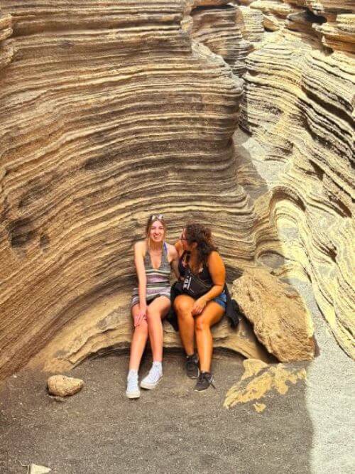 Deux stagiaires à Gran Canaria font une excursion au Barranco de las Vacas Deux stagiaires visitant le Barranco de las Vacas pendant leur stage à Gran Canaria.