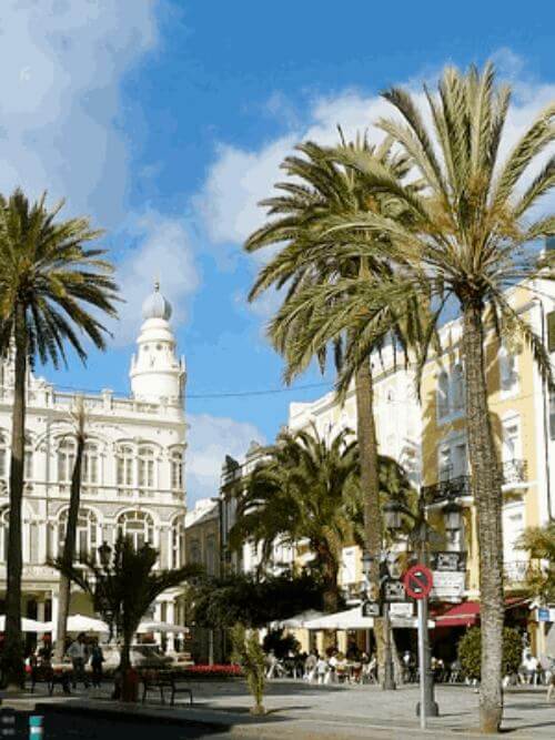 Die Hauptstadt von Gran Canaria während des Praktikums erkunden Praktikant erkundet Las Palmas, die Hauptstadt Gran Canarias, während des Praktikums auf Gran Canaria.