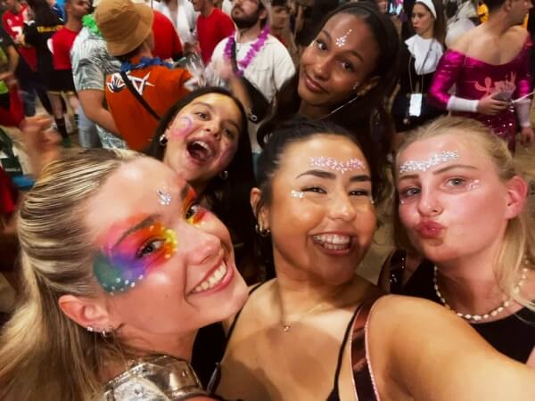 Eine Gruppe von S-W-E-P Praktikanten feiern beim Karneval Eine Gruppe von S-W-E-P Praktikanten feiert fröhlich beim Karneval mit bunten Kostümen und guter Stimmung.