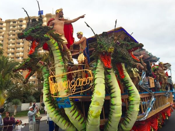 Hotelpraktikanten amüsieren sich beim Karneval Hotelpraktikanten lachen und haben Spaß beim Karnevalsfest während ihrer Praktika auf den Kanarischen Inseln
