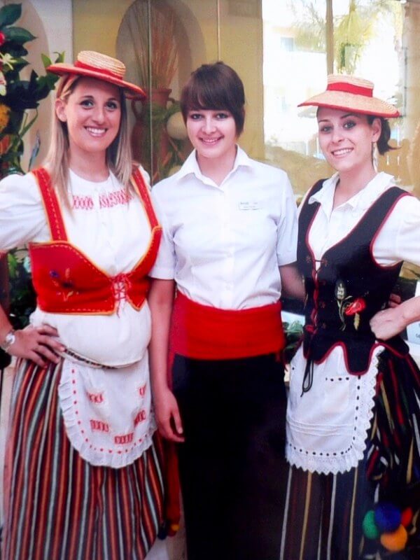 Hotelpraktikantinnen in traditionellen Trachten am Nationalfeiertag der Kanaren Hotelpraktikantinnen in traditionellen kanarischen Trachten feiern den Nationalfeiertag der Kanaren im Hotelumfeld.