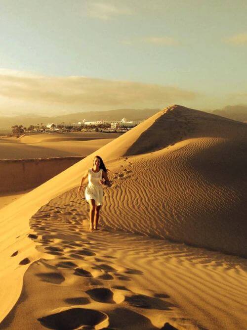 Praktikantin läuft in den Dünen von Maspalomas Praktikantin läuft durch die Sanddünen von Maspalomas auf Gran Canaria im Rahmen eines internationalen Praktikumsprogramms.