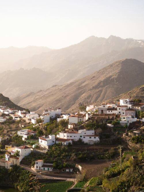 Praktikum auf Gran Canaria mit einem Besuch in Artenara Praktikant besucht das Dorf Artenara während des Praktikums auf Gran Canaria.
