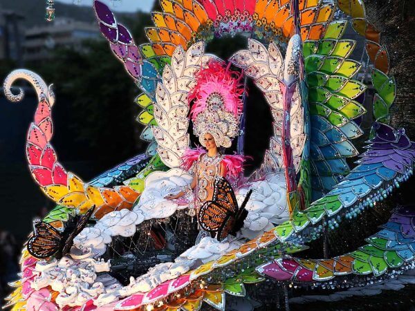 Vivir el desfile de carnaval en Tenerife con el Spanish Work Exchange Programme Desfile de carnaval en Tenerife con disfraces coloridos y ambiente festivo vivido a través del Spanish Work Exchange Programme.
