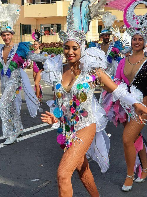 Le stagiaire découvre la culture pendant son stage Un stagiaire profitant des festivités du carnaval pendant son stage.