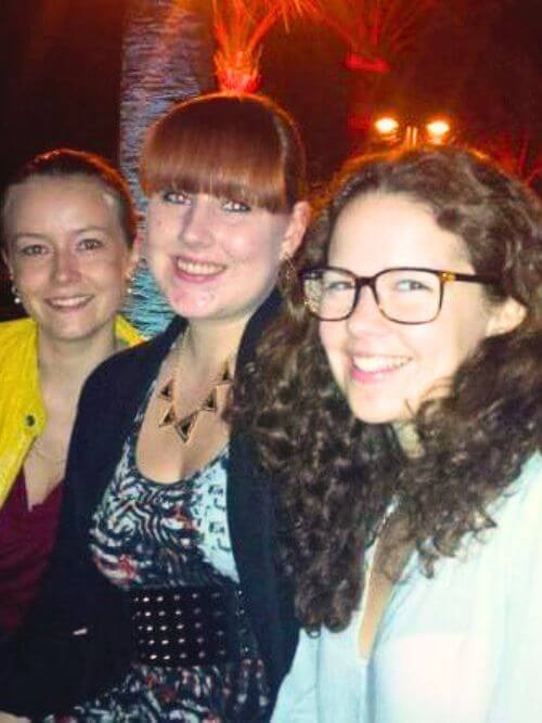 Les stagiaires profitent de leur soirée après le travail Groupe de stagiaires en train de socialiser lors d’une soirée après le travail.