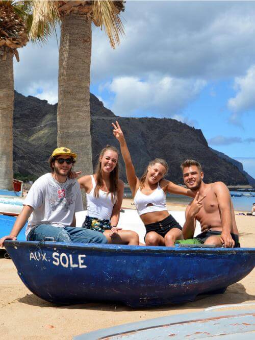 Les stagiaires s’amusent pendant leur jour de congé Groupe de stagiaires heureux à la plage.