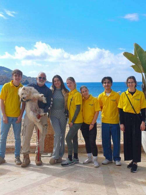 Stagiaire heureux avec ses collègues Une stagiaire heureuxse souriant avec ses collègues.