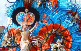 Tirocinanti che partecipano a una festa tradizionale durante il tirocinio alle Isole Canarie