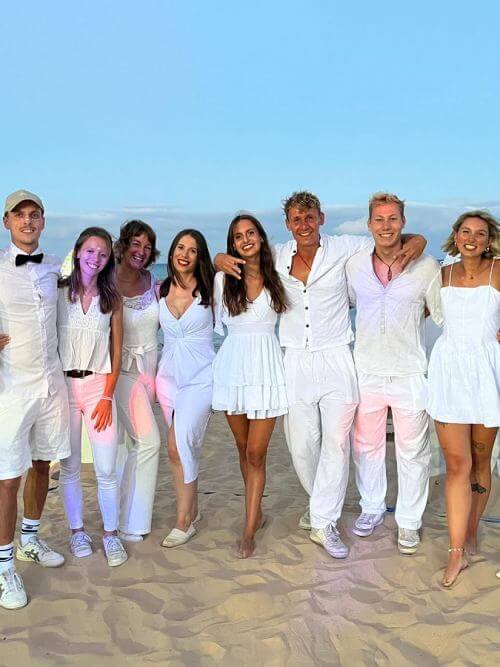 Un groupe de stagiaires au même poste de stage Groupe de stagiaires vêtus tout en blanc