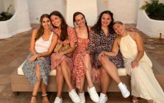 Un gruppo di stagisti amici che sorridono e si divertono insieme durante il tirocinio