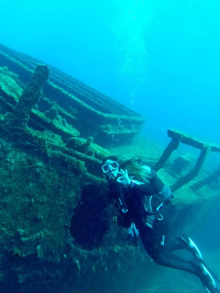 Esperienza di immersione a El Hierro durante uno stage nelle Isole Canarie Sub che esplora un relitto sommerso a El Hierro, Isole Canarie.