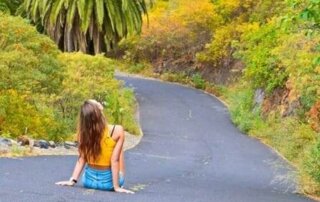 Estudiante en prácticas explorando la naturaleza de La Gomera durante unas prácticas en España.
