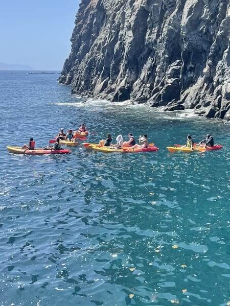 Kayak a La Gomera durante uno stage Kayak lungo la costa di La Gomera durante uno stage in Spagna, esplorando scogliere e acque cristalline.