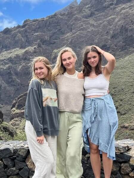 Praktikantinnen auf La Gomera Praktikantinnen erkunden La Gomera während eines Praktikums in Spanien.
