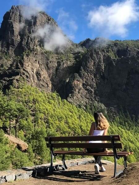 Vista montagna a La Palma Una tirocinante che gode della vista sulle montagne a La Palma durante uno stage in Spagna.